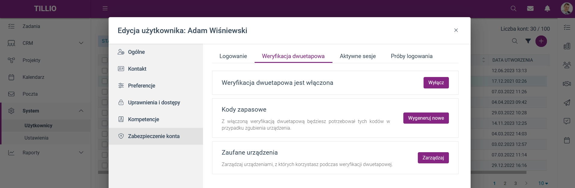 Zrzut ekranu przedstawiający aktywowaną weryfikację dwuetapową z opcjami zarządzania kodami zapasowymi i zaufanymi urządzeniami. 